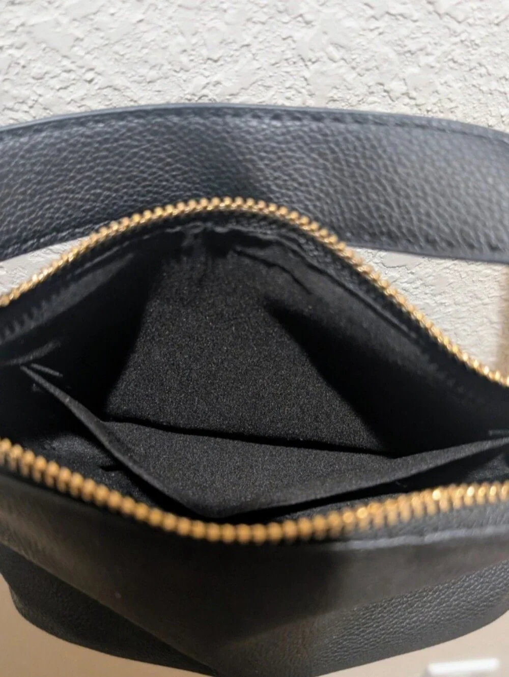 Black Leather Crossbody Shoulder Bag w/adjustable straps gold tone hardware New